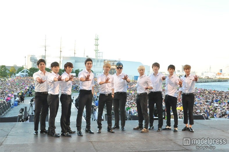 SUPER JUNIOR（スーパージュニア）左から：カンイン、リョウク、ドンヘ、シウォン、イェソン、シンドン、ソンミン、キュヒョン、ウニョク、イトゥク