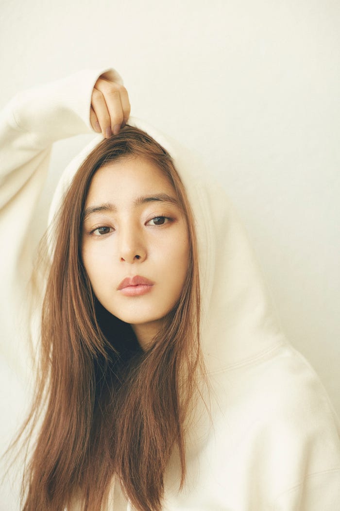 「新木優子オフィシャルカレンダー2018.4-2019.3」表紙カット(画像提供:SDP)