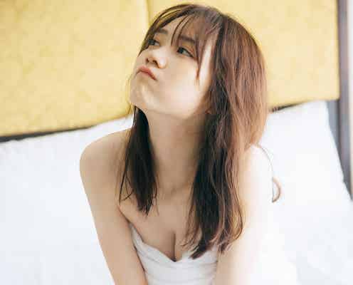 乃木坂46田村真佑、寝起きで美谷間チラリ 1st写真集先行カット第13弾解禁<恋に落ちた瞬間>