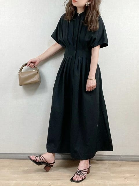 レディース　コーディネート　コーデ　着こなし　おすすめ　オススメ　トレンド　コツ　おしゃれ　お洒落　オシャレ　2022　夏　黒ワンピース　ワンピース　ワンピ　ベージュ　バッグ