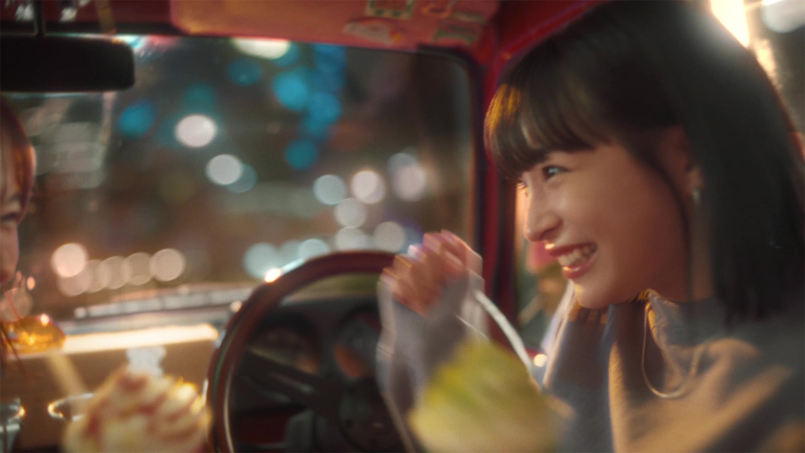 広瀬すず／新TVCM「マックカフェ寄り道マック 夜のドライブ」篇より（提供写真）