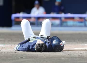 ヤクルト ドラフト6位ルーキーにアクシデント 実戦初打席でまさかの頭部死球 スタンド騒然も直後に鮮やか二盗 兄は西武・石井一成