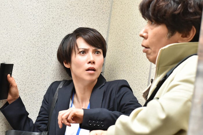 中谷美紀、ユースケ・サンタマリア/「あなたには帰る家がある」最終話より(C)TBS