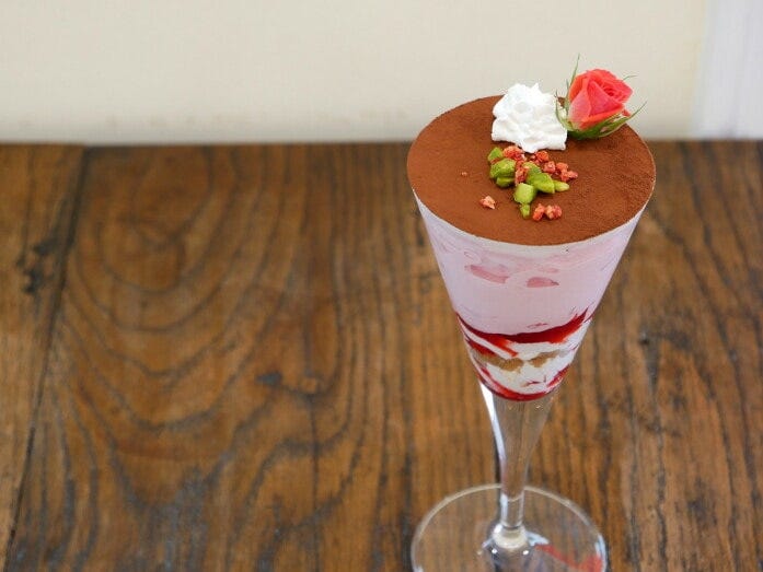 えの木ていスイーツスタンド「横濱ローズパフェ」（税込1300円）（2022年6月21日撮影）