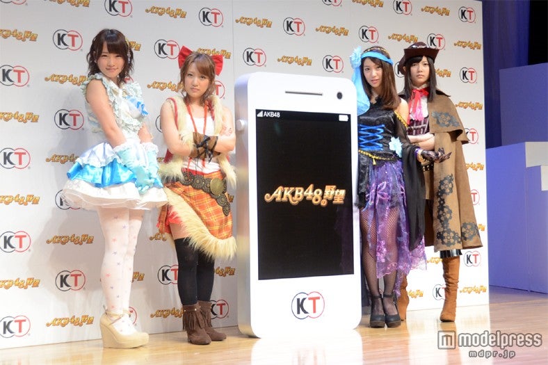 左から：川栄李奈、高橋みなみ、大島優子、島崎遥香