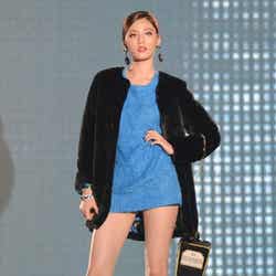 クールなポージングで持ち前の美脚をアピールするナナ