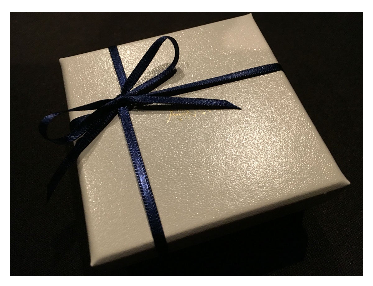 夫からサプライズでプレゼント／鈴木奈々オフィシャルブログ（LINE）より