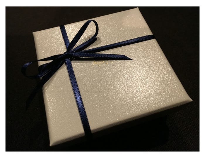 夫からサプライズでプレゼント/鈴木奈々オフィシャルブログ(LINE)より