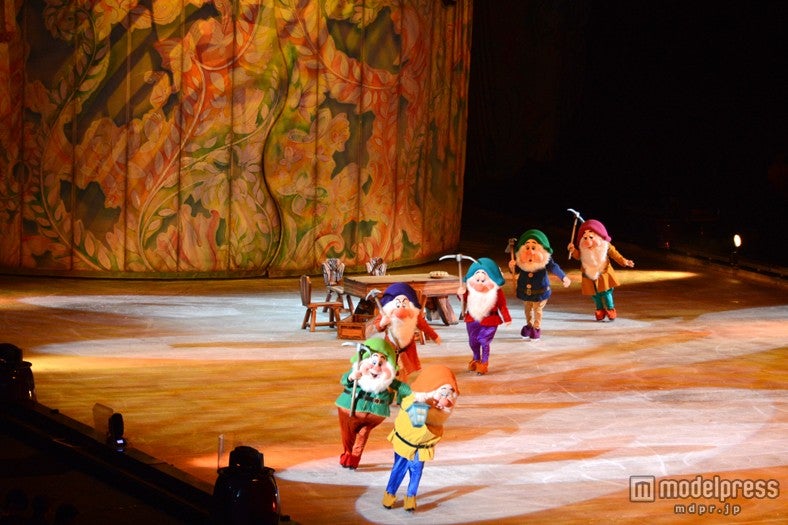 「ディズニー・オン・アイス」七人の小人登場