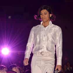 ”セクスィー部長”に扮した沢村一樹