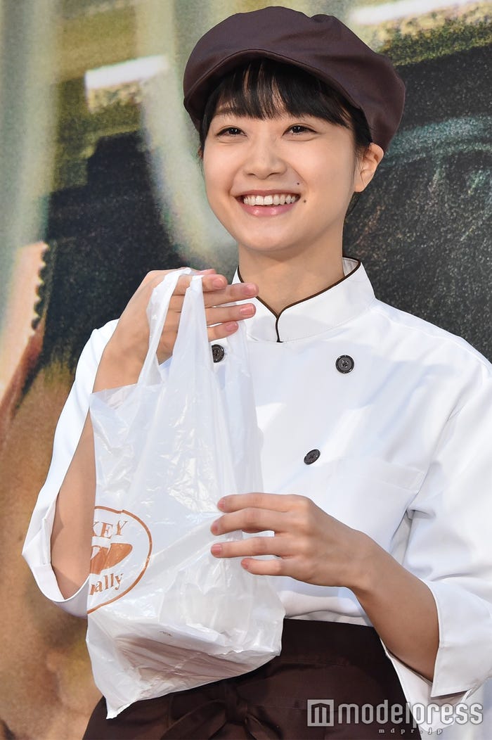 パン屋さんの深川麻衣 (C)モデルプレス