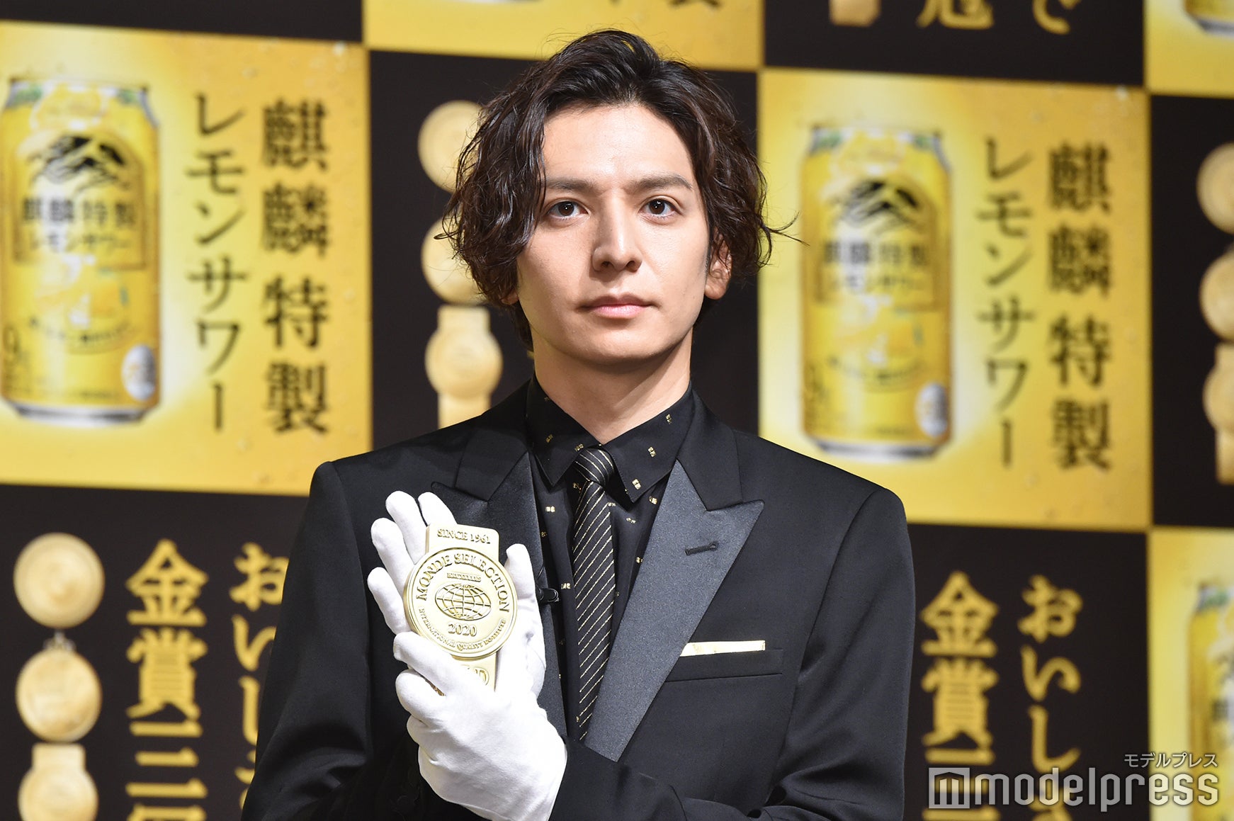 金メダルを見せる生田斗真（C）モデルプレス