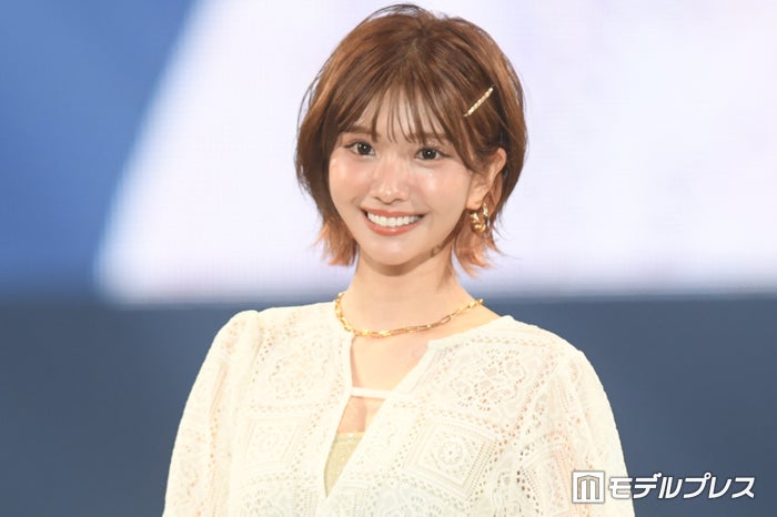 “伝説のキャバ嬢”ひめか、透け感夏っぽい涼しげコーデ披露 外ハネでキュートに【札幌コレクション2024SS】