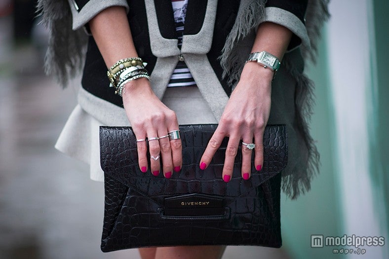 濃いネイルカラーとのコーディネートが可愛い／photo：Getty Images