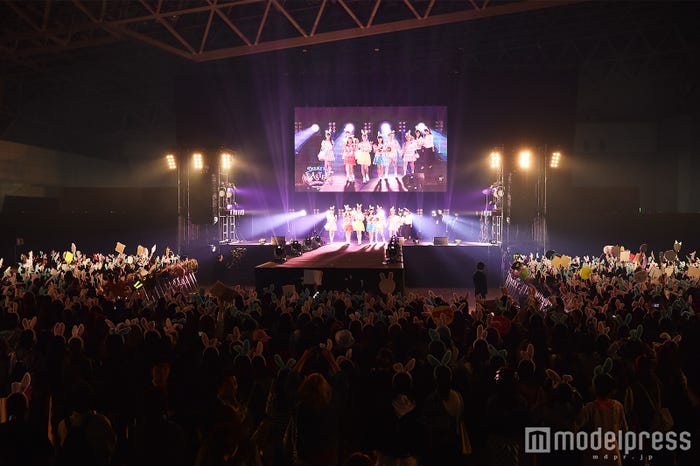 1万人の観客もうさみみを付けて参加(C)モデルプレス