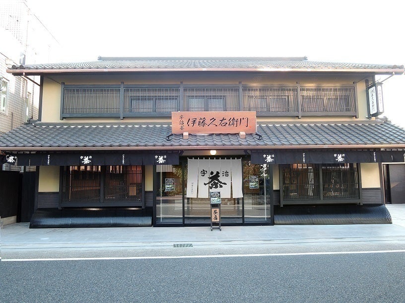 京都・宇治駅前に「伊藤久右衛門」限定パフェは抹茶ロールまるごとのせ