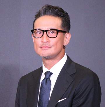 松岡昌宏 男気全開の22キロの新製品トイレを持ち上げフォトセッション「結構重い」出演した20年前のCMにはしみじみ