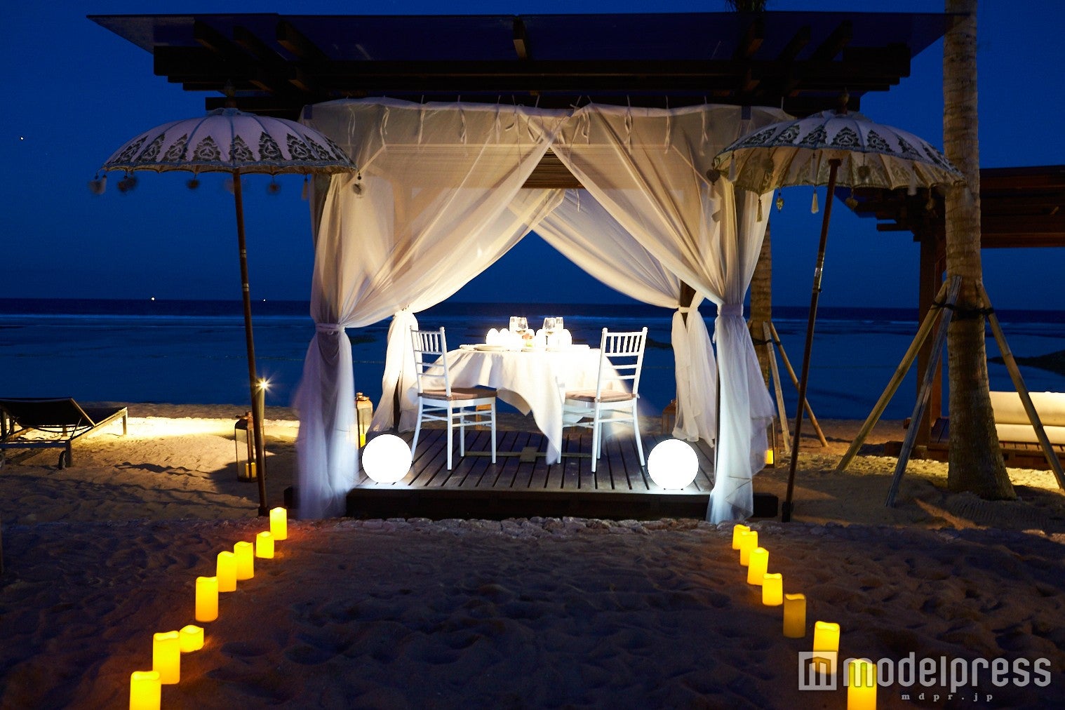 夜のビーチサイドでのロマンティックディナー