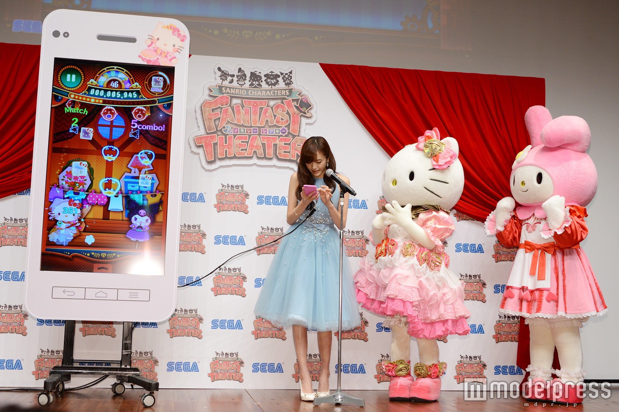 松井愛莉が『サンリオキャラクターズファンタジーシアター』をプレイ（C）モデルプレス