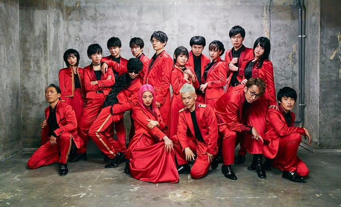 吉本坂46 ユニット「RED」/左から:HIDEBOH、三秋里歩、光永、多田智佑(トット)、田中シングル(8.6秒バズーカー)、しゅんしゅんクリニックP、A-NON、榊原徹士、藤井菜央、SHUHO、きょん(ラフレクラン)、高野祐衣、西村真二(ラフレクラン)、まちゃあき(エグスプロージョン)、小寺真理(新喜劇)、池田直人(レインボー) /(提供画像)