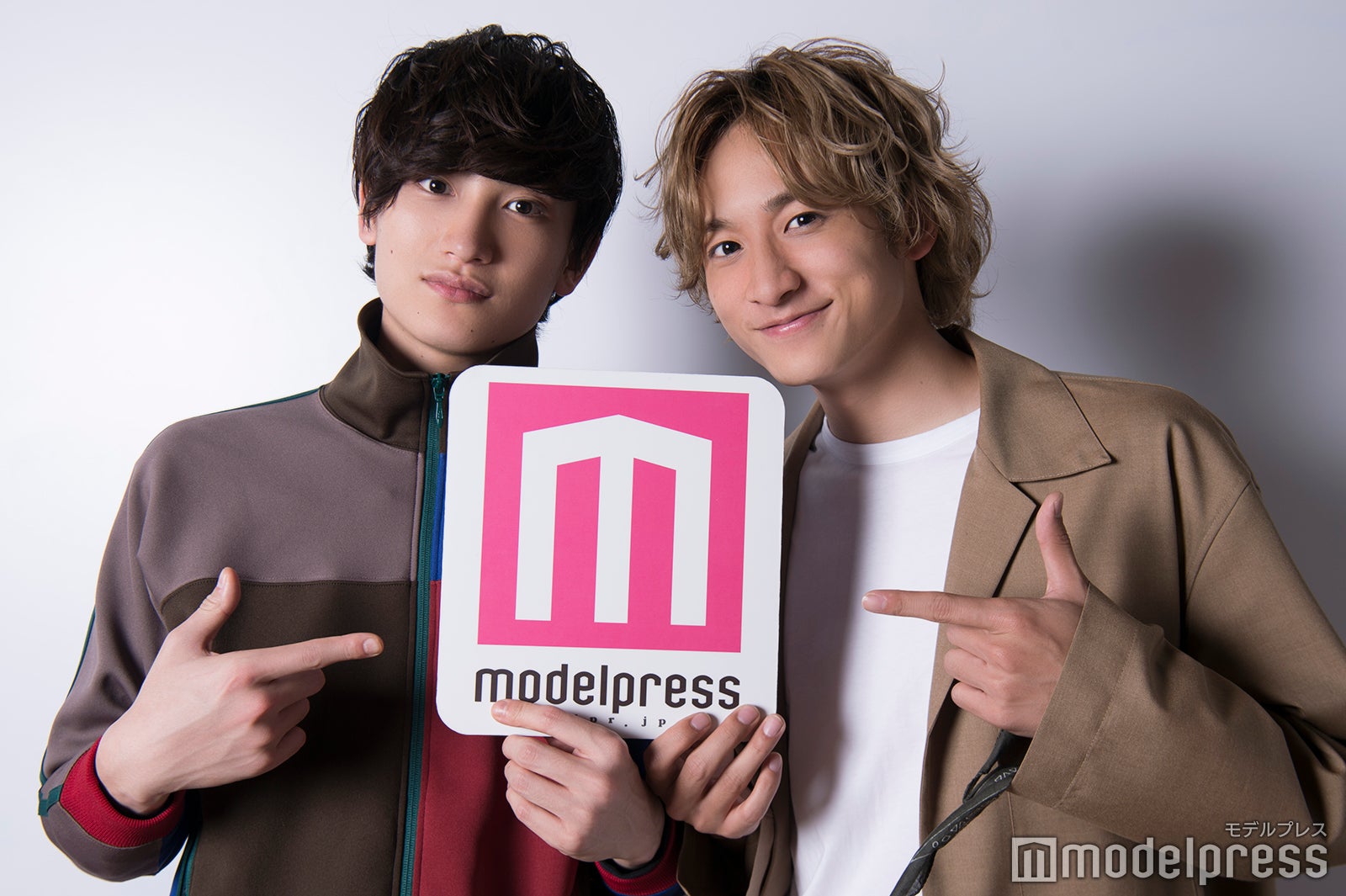モデルプレスのインタビューに応じた（左から）金子大地、小関裕太 （C）モデルプレス