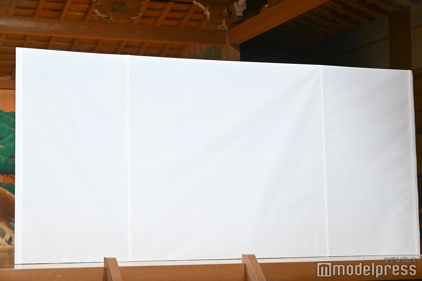 町田啓太が切り裂く前の大紙（C）モデルプレス