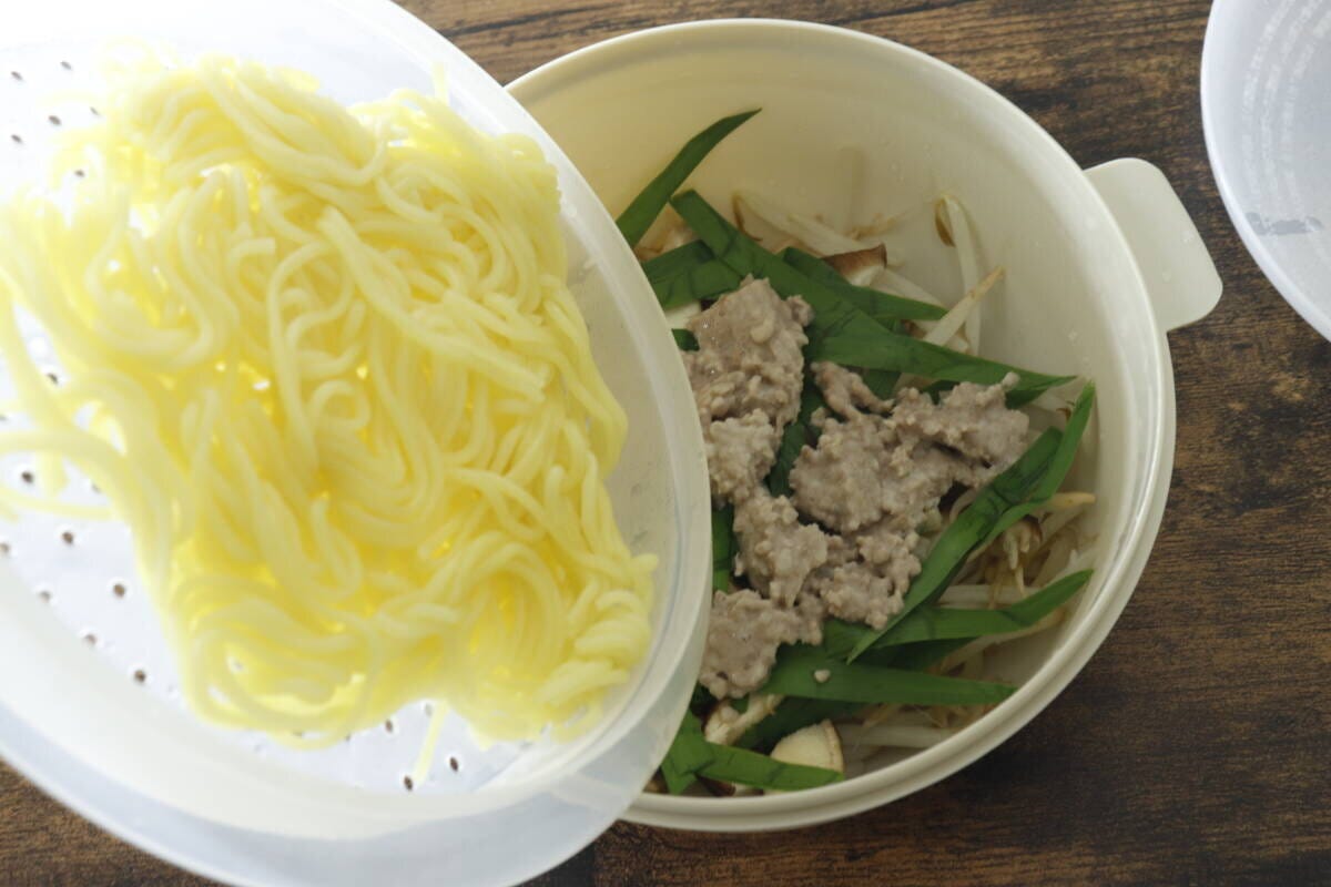 電子レンジでお手軽焼きそば＆ラーメン　麵投入