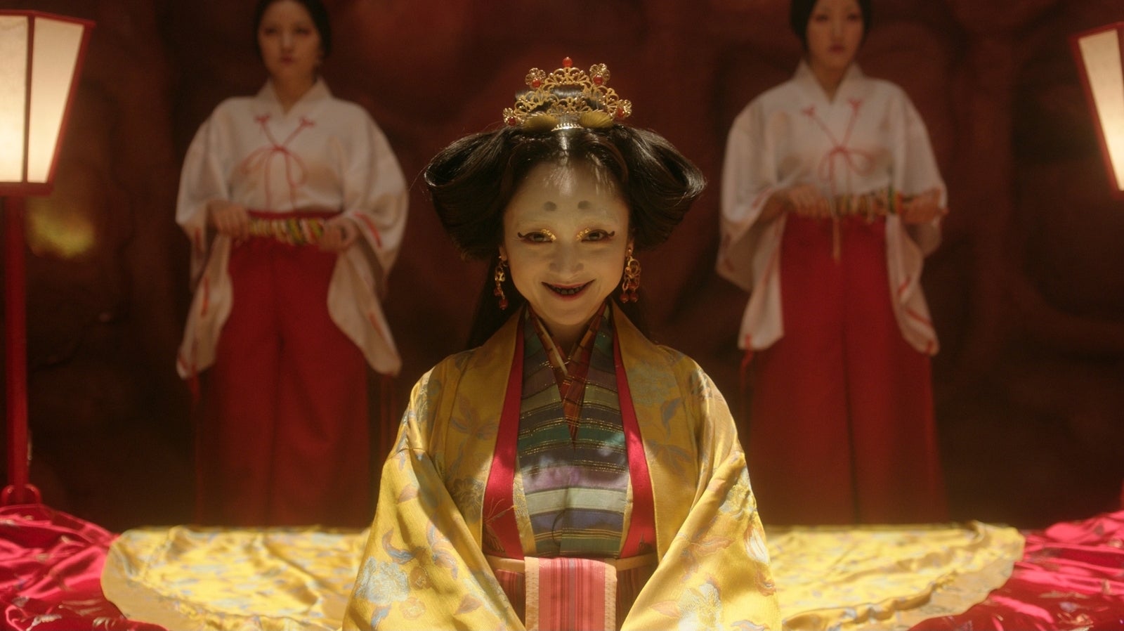 安達祐実演じる女帝（C）2017NIKKATSU