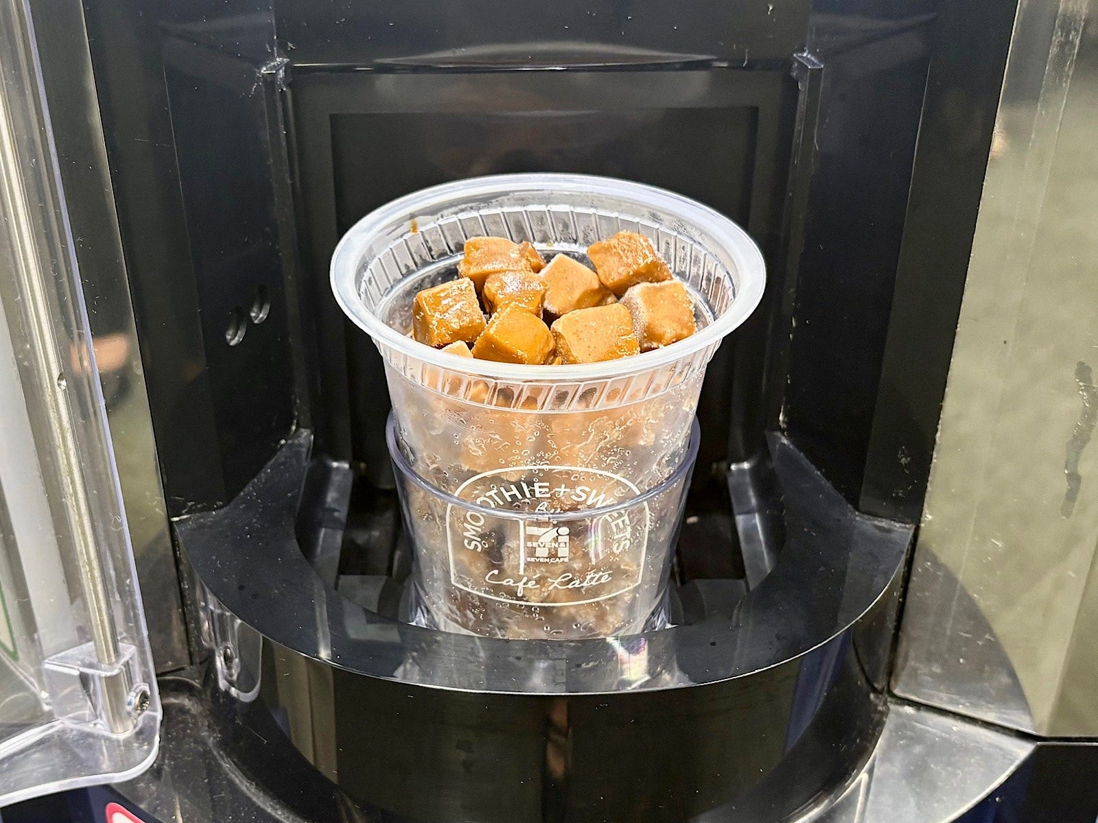 「セブン-イレブン」店内にある専用マシンに入れて作ります！