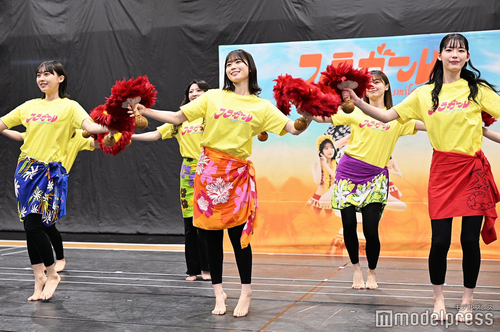 フランダンスを披露する丹生明里ら（C）モデルプレス