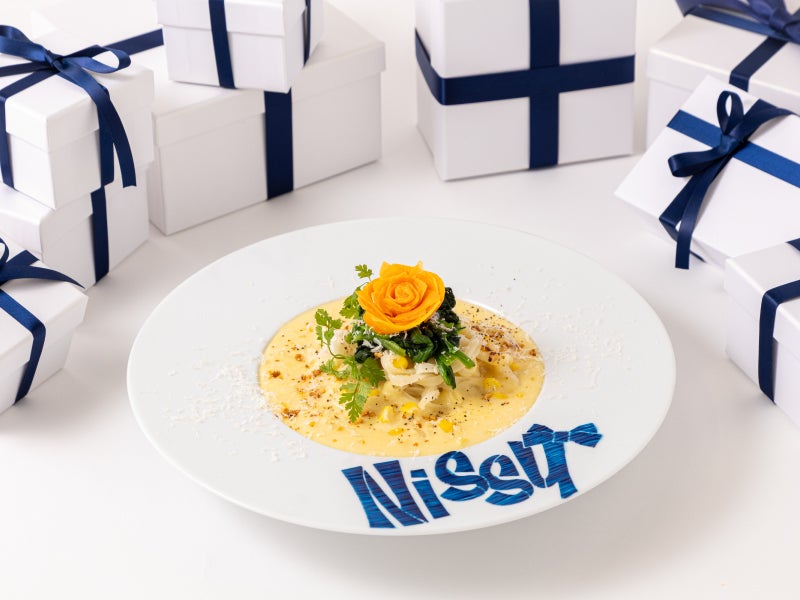Nissyとかけて、うどんとときます。その心は...どちらも「コシが大事！」コーンクリームうどん1,890円（税込）（C）2026 WIN