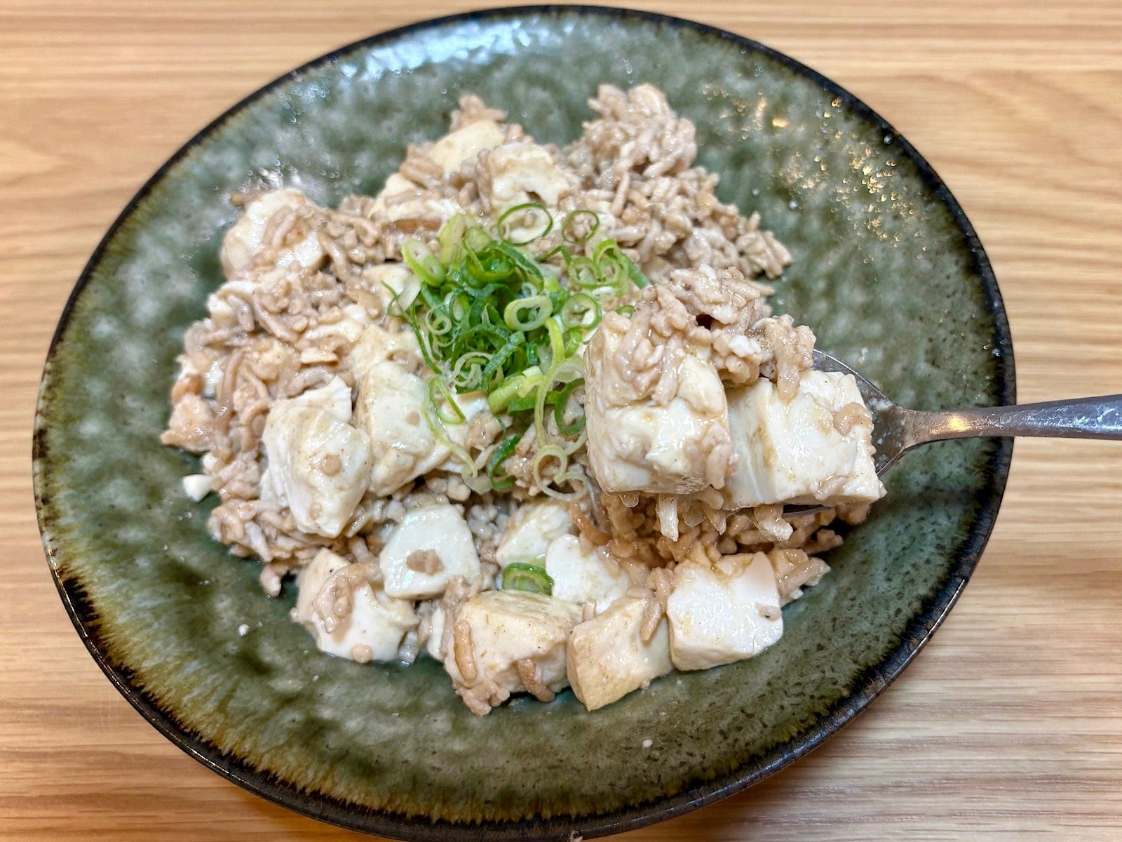 ピリッとした辛さがひろがるクセになる味わいです。筆者は追加でネギをトッピングしています 