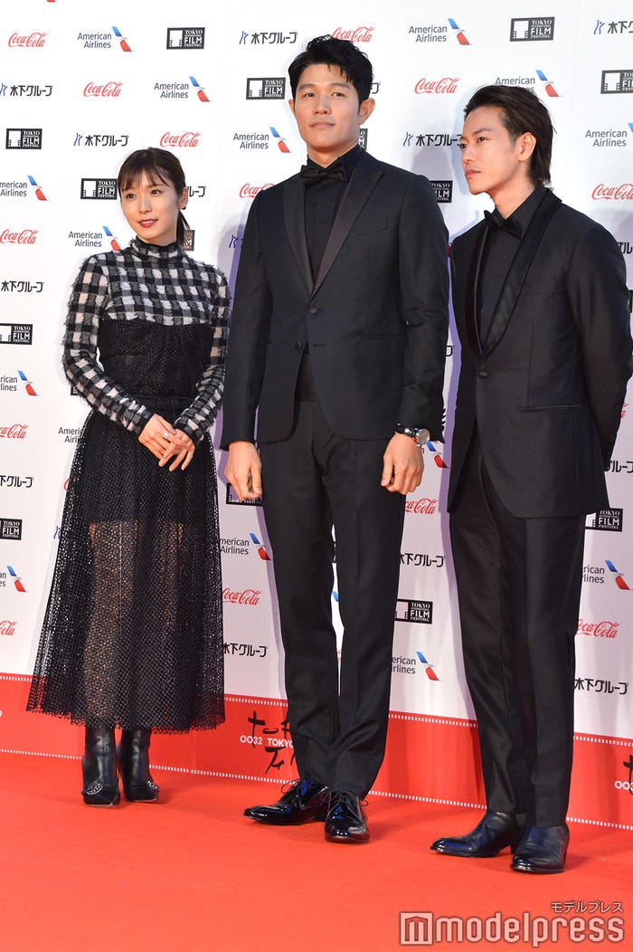 左から松岡茉優、鈴木亮平、佐藤健(C)モデルプレス
