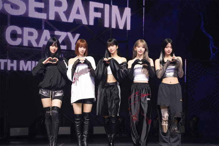 LE SSERAFIM/(左から)HUH YUNJIN、KIM CHAEWON、KAZUHA、SAKURA、HONG EUNCHAE(P)&(C) SOURCE MUSIC