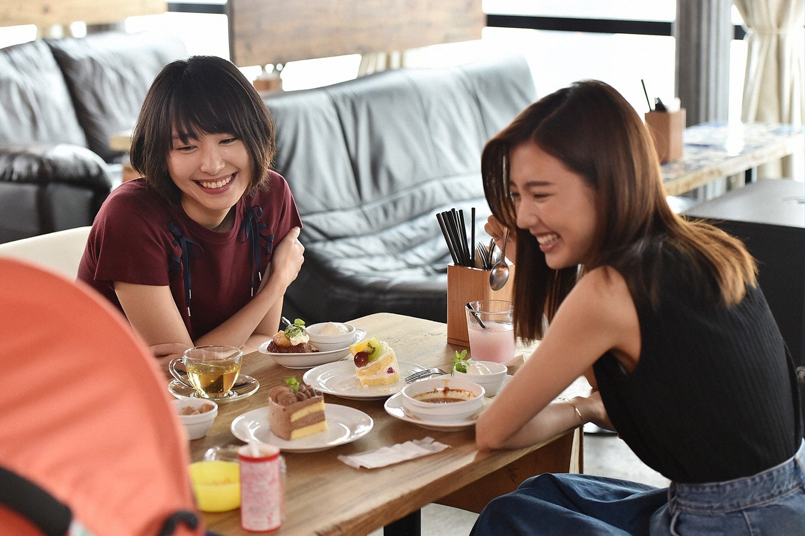 新垣結衣、真野恵里菜「逃げるは恥だが役に立つ」第1話・場面カット（C）TBS