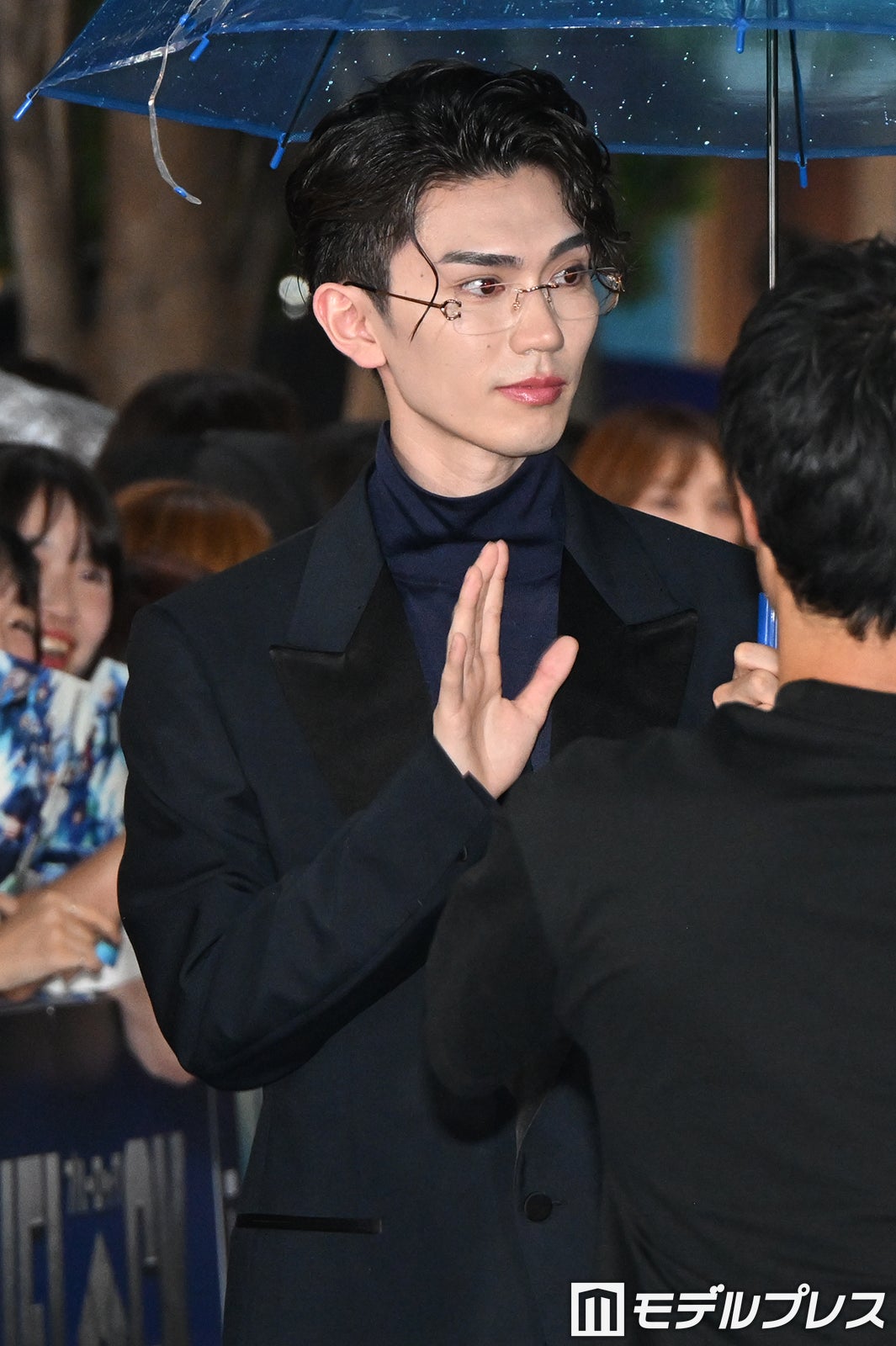 優雅に歩く樋口幸平（C）モデルプレス