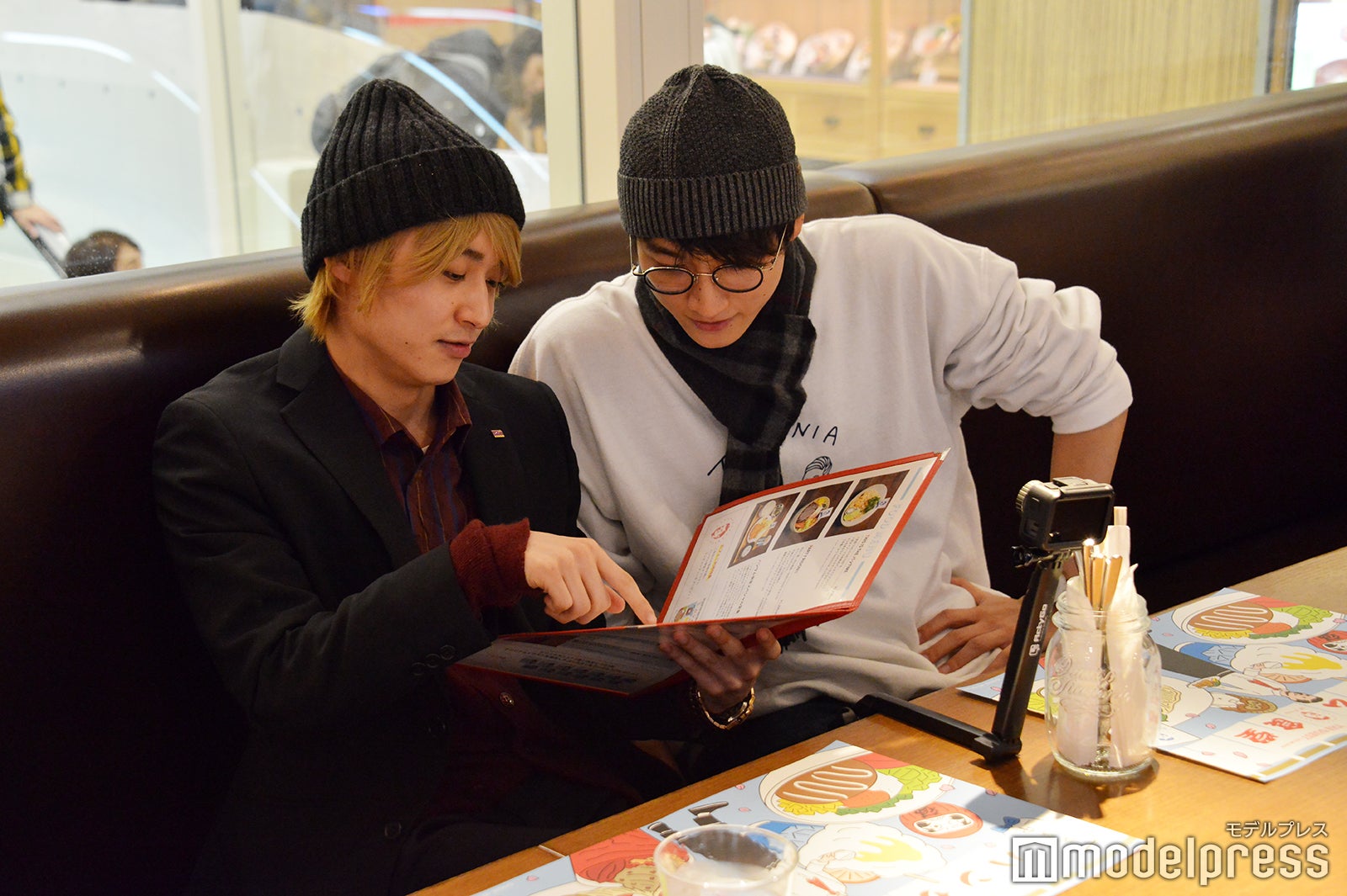 迷いながらメニューをチョイス（C）モデルプレス