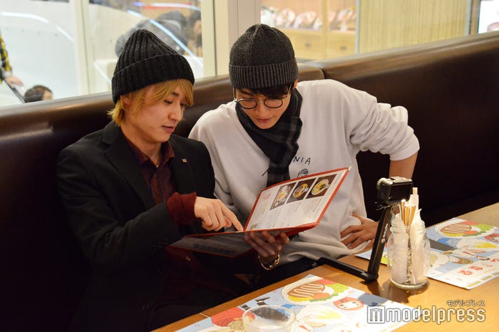 迷いながらメニューをチョイス(C)モデルプレス