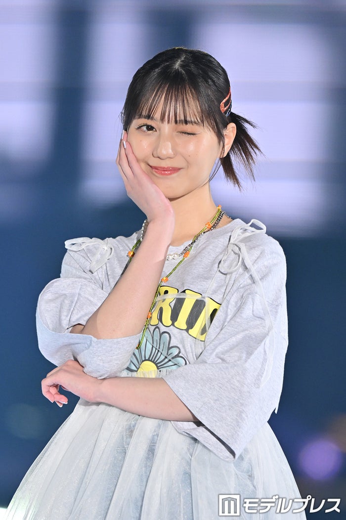 日向坂46小坂菜緒、微笑みウインクにキュン【GirlsAward 2024 S／S】