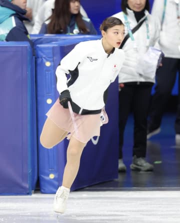 坂本花織がおどけたポーズでパシャリ 運命のフリー前、アリサ・リュウの記念撮影中に珍光景 リラックスムードでさあ“ラストダンス”へ