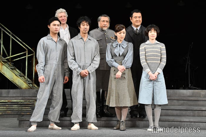 (前列左から)橋本良亮、堤真一、斉藤由貴、シム・ウンギョン(後列左から)演出のウィル・タケット氏、外山誠二、小手伸也(C)モデルプレス