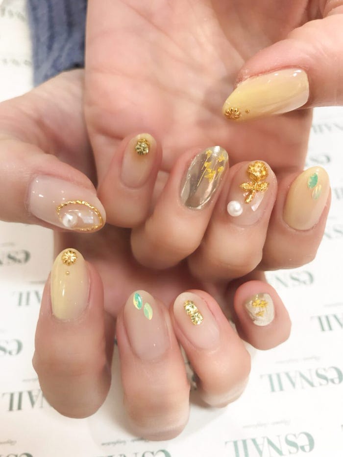 ミラーネイルが存在感◎/画像提供:esNAIL
