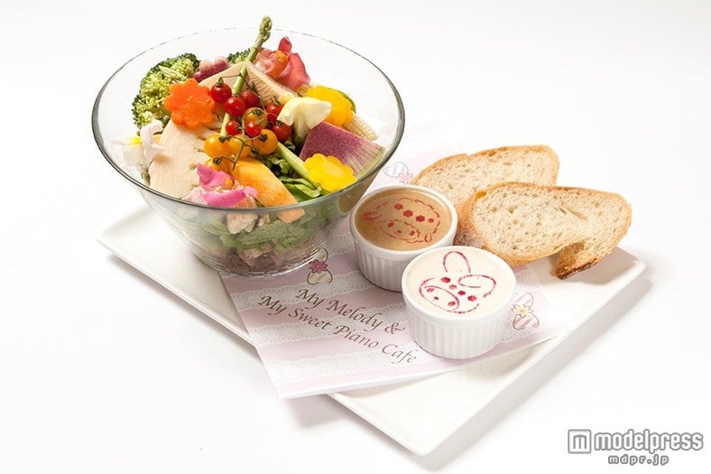 たっぷりの野菜の下にはごろごろベーコンとレンズ豆が「フラワーポットサラダ」￥1，080