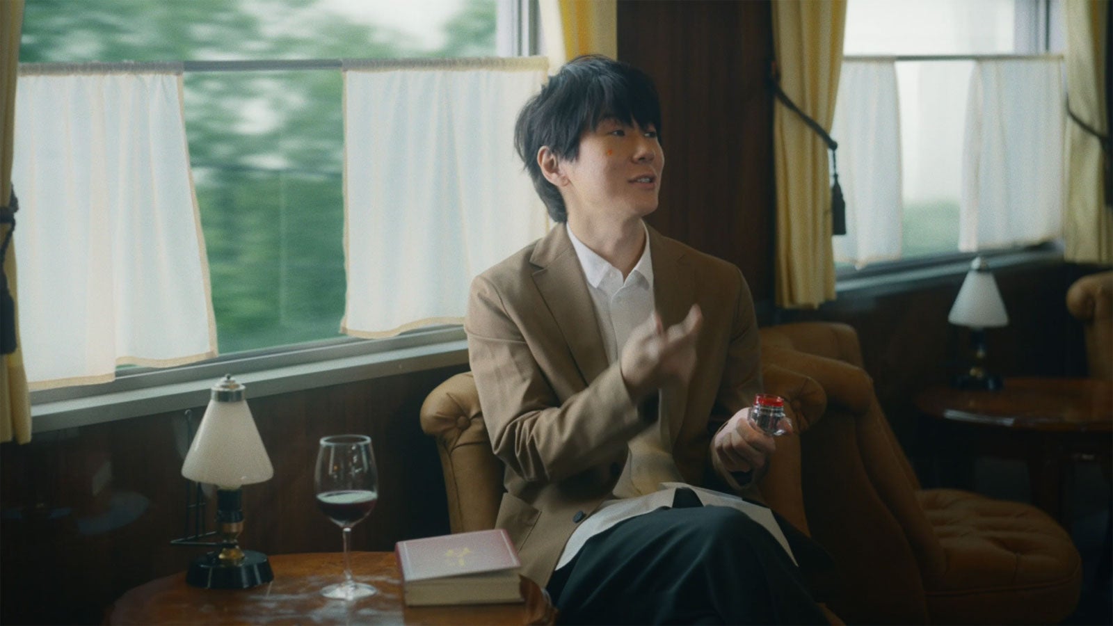 古市憲寿／新テレビCM「列車のふたり セラミド」篇より（提供写真）