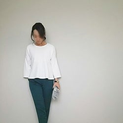 大人っぽくカラーアイテムを加えるなら、グリーンのコーデで決まり♪