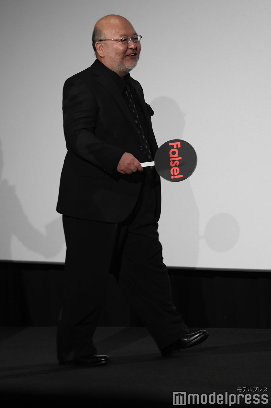 最初に退場した佐藤東弥監督（C）モデルプレス