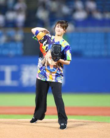 ボートレーサー・中曽瑠華がファーストピッチセレモニー ノーバウンド投球に神宮球場のスタンドから大拍手「100点満点」