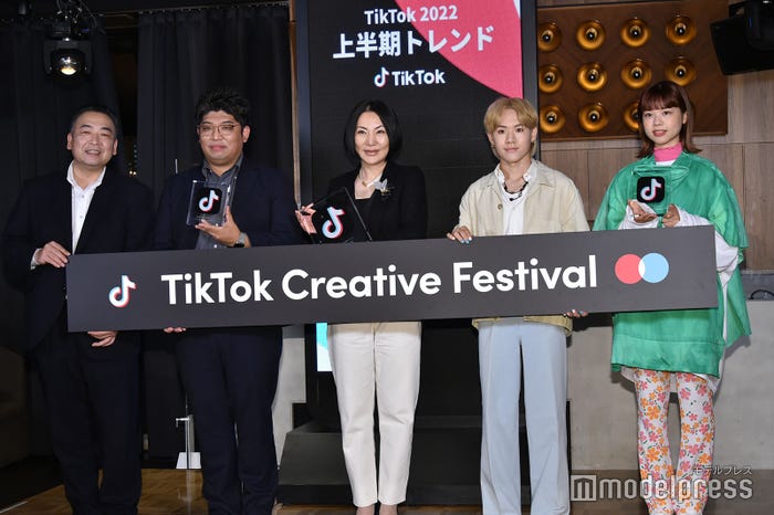 (左から)大京警備保障(2人)、広瀬香美、タイガの振り付け、asmi(C)モデルプレス