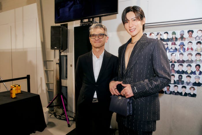 (右)目黒蓮(提供写真)