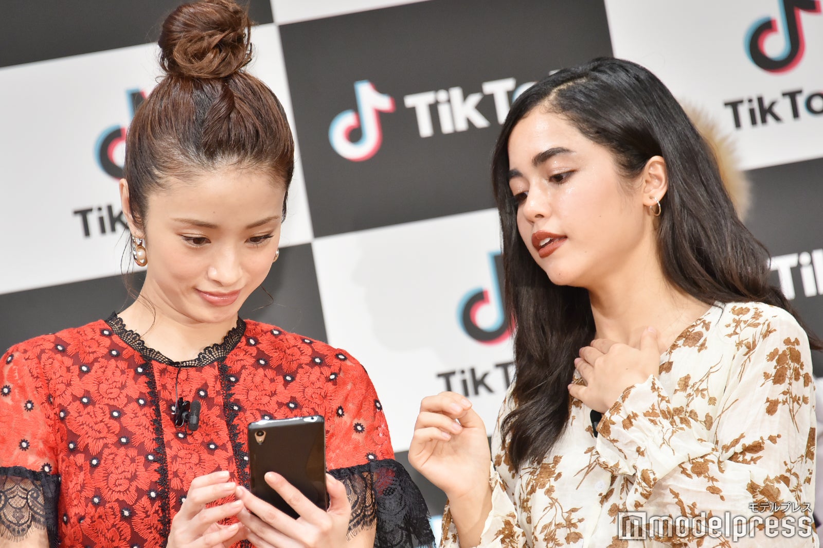 上戸彩、TikToker・Saraから使い方を伝授 （C）モデルプレス